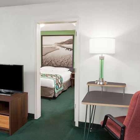 Super 8 By Wyndham Stevensville St Joseph Bagian luar foto